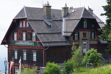 In diesem Alpenvereinshaus genießt ihr steirische Köstlichkeiten mit einmaligem Fernblick.
